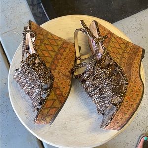 Sooooo cute wedge sandals!